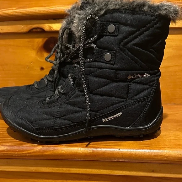 Columbia Black Quilted Boots with Faux Fur - Picture 2 of 5